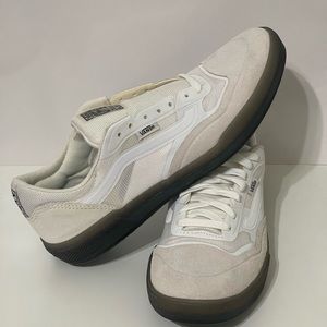 Vans AVE Pro Skate Shoes - White / Smoke
VANS